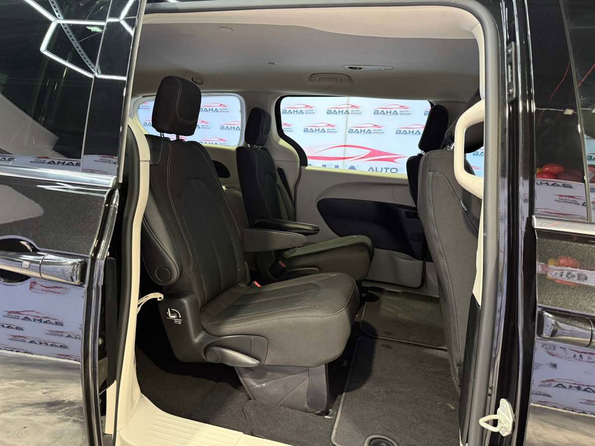 Used 2022 Chrysler Voyager LX image 40