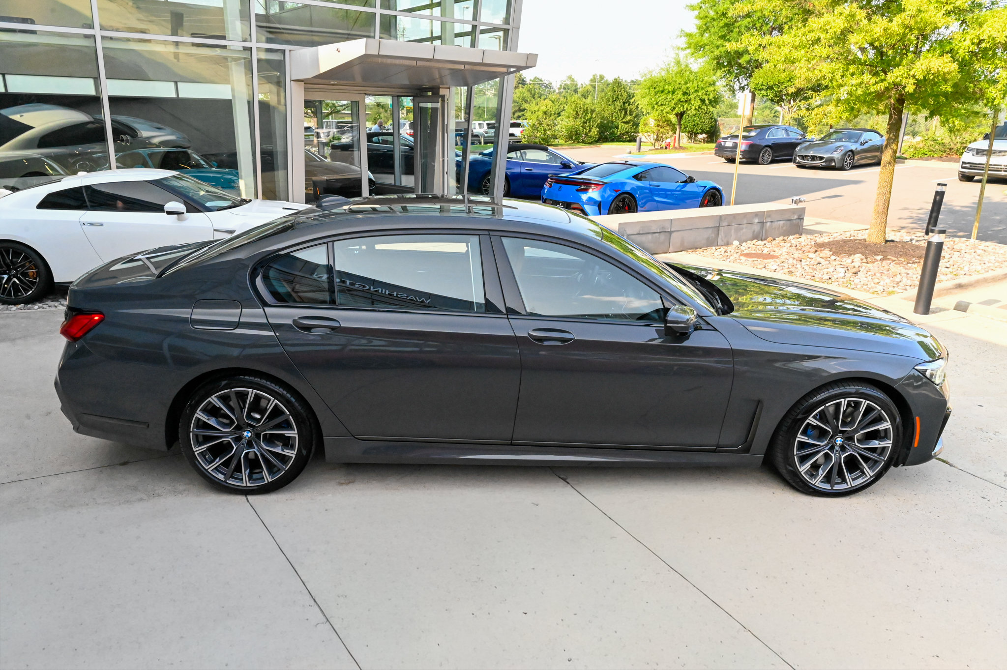 Used 2021 BMW 750i xDrive w/ Luxury Rear Seating Package AWD/4WD image 4