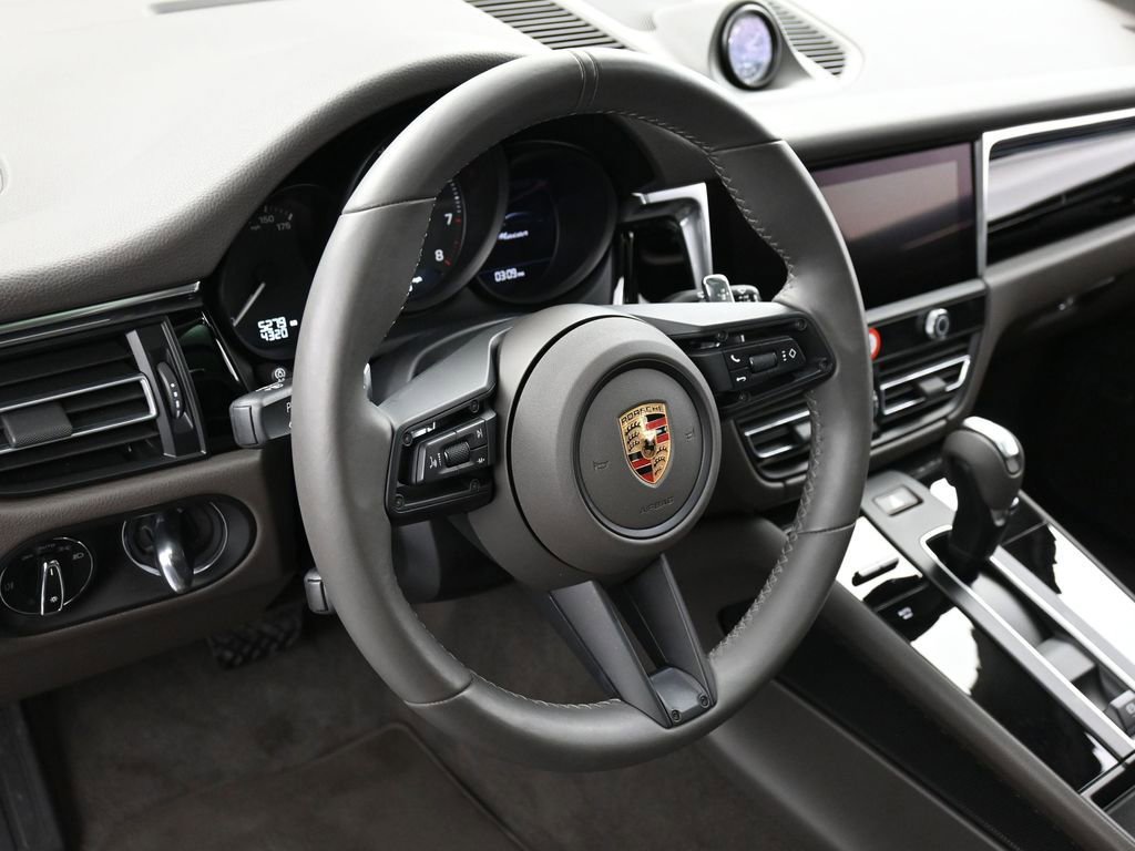 Certified 2025 Porsche Macan image 17