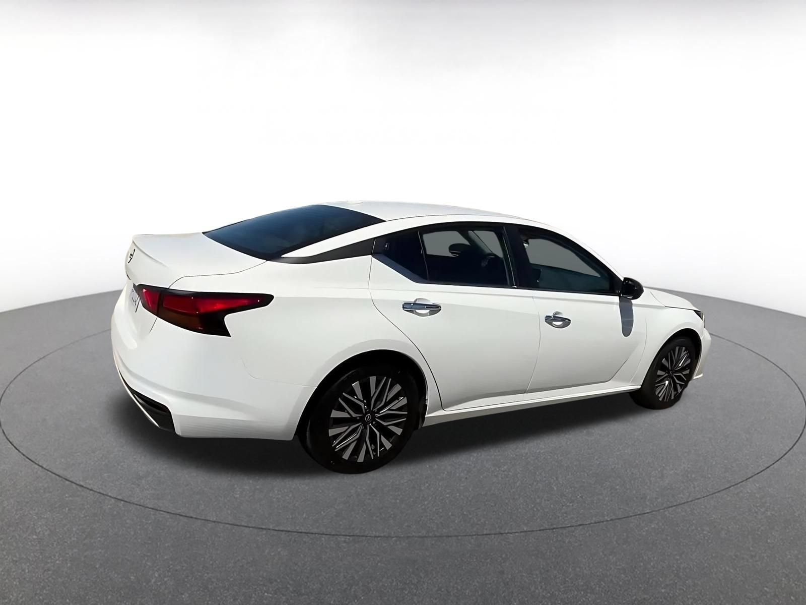 Used 2025 Nissan Altima 2.5 SV FWD image 12