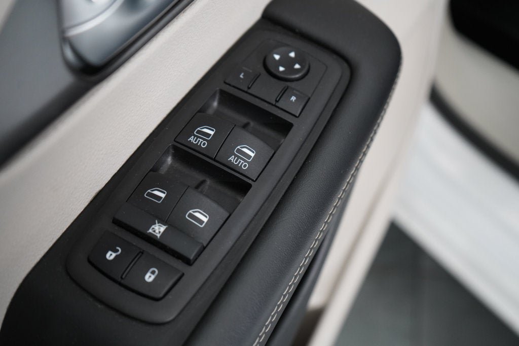 Used 2024 Chrysler Pacifica Limited FWD image 18