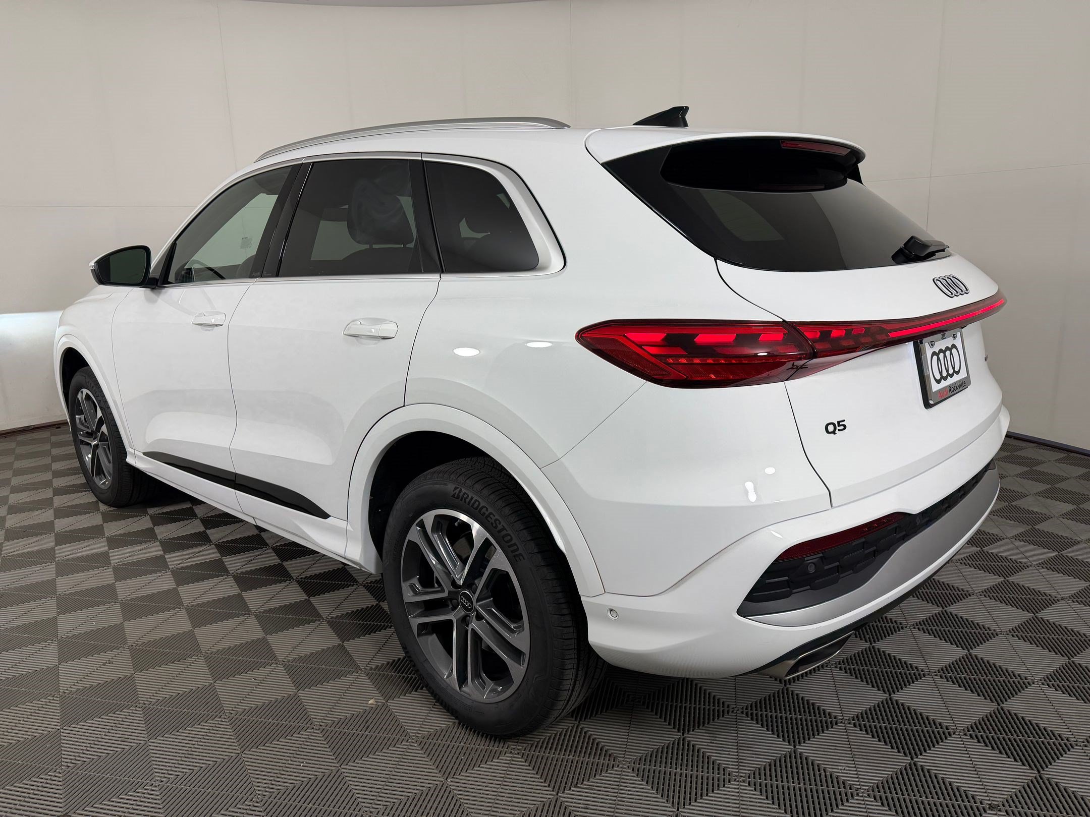 Certified 2025 Audi Q5 Premium w/ Convenience Package AWD/4WD image 3