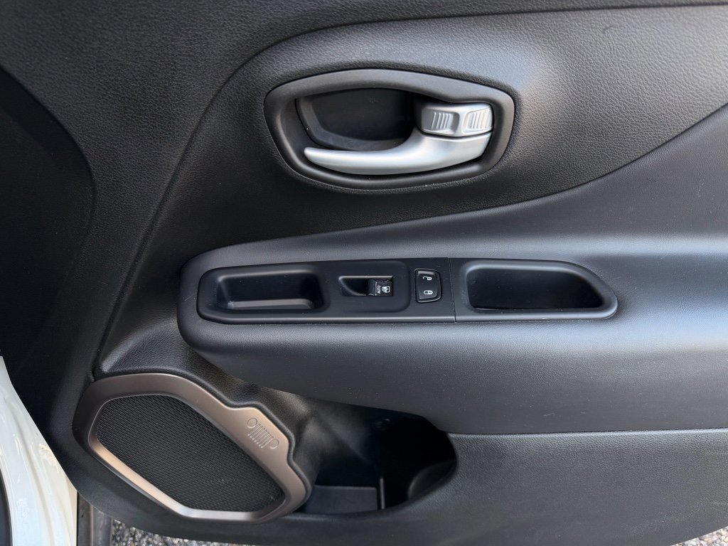 Used 2023 Jeep Renegade Latitude image 33