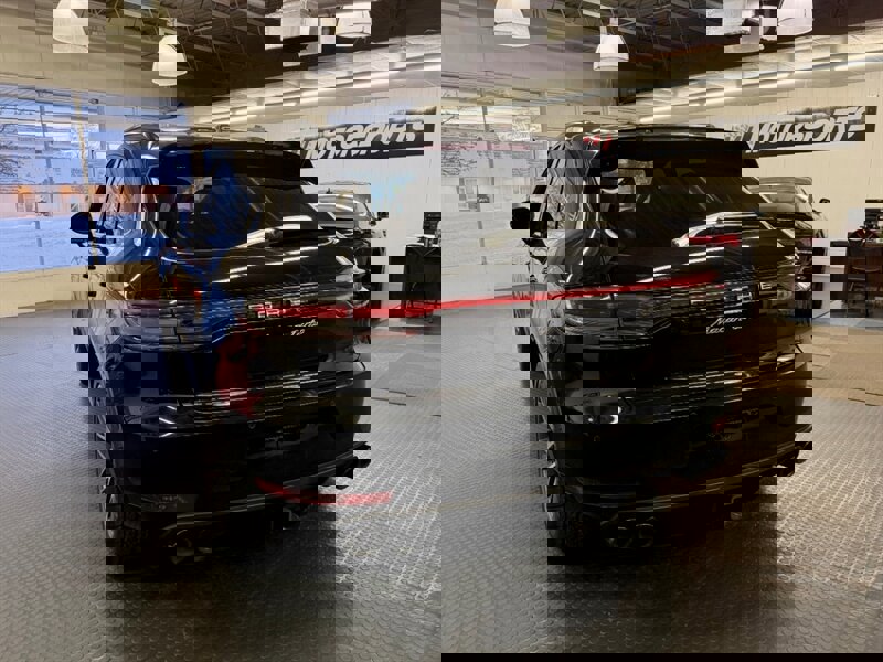 Used 2020 Porsche Macan Turbo image 10