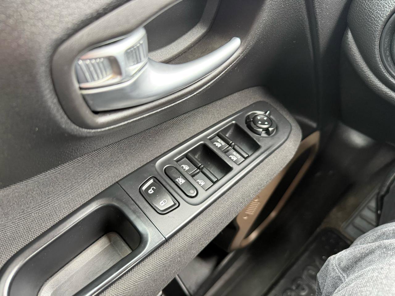 Used 2016 Jeep Renegade Latitude w/ Cold Weather Group image 12