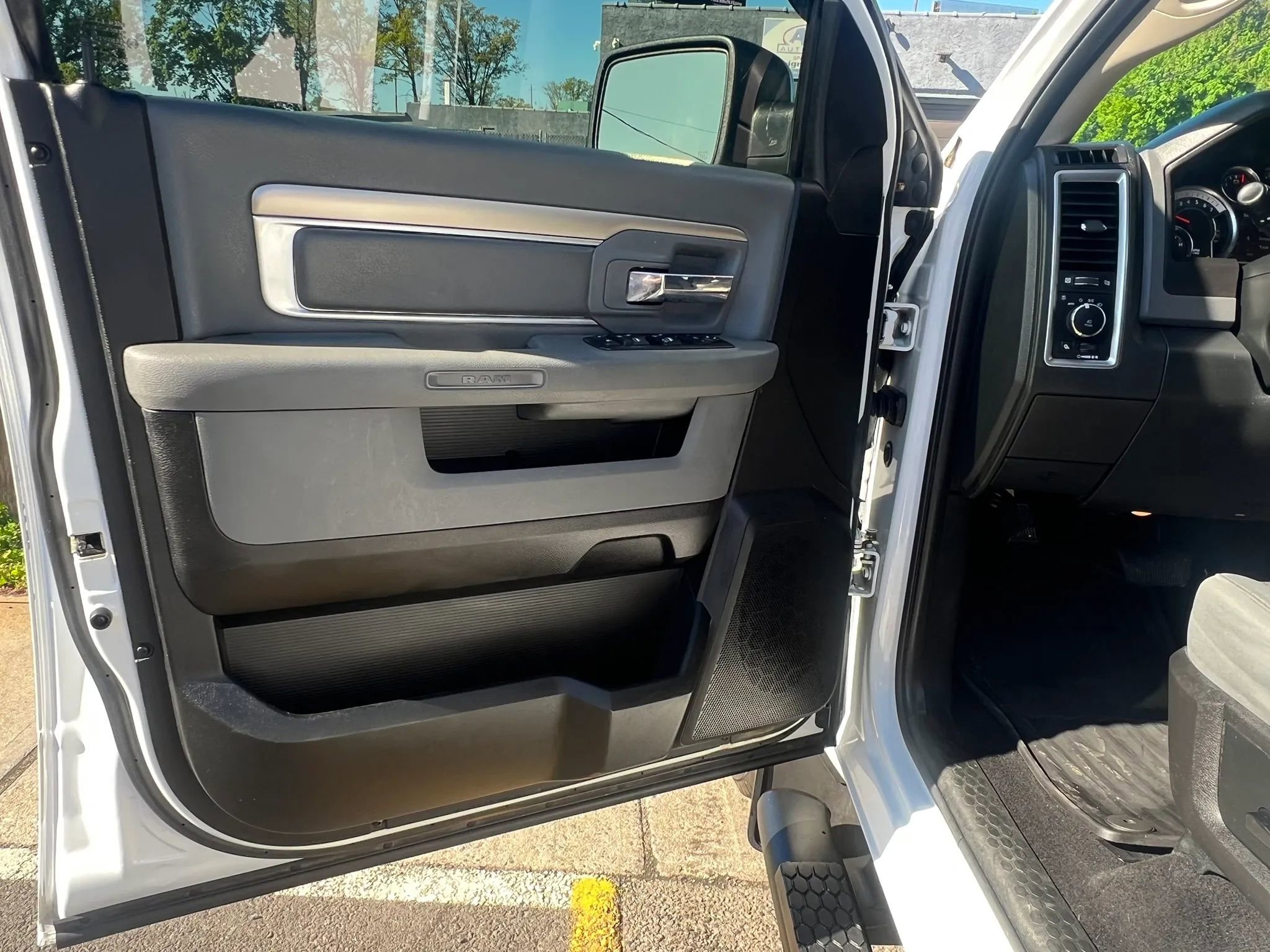Used 2018 RAM 1500 SLT AWD/4WD image 11