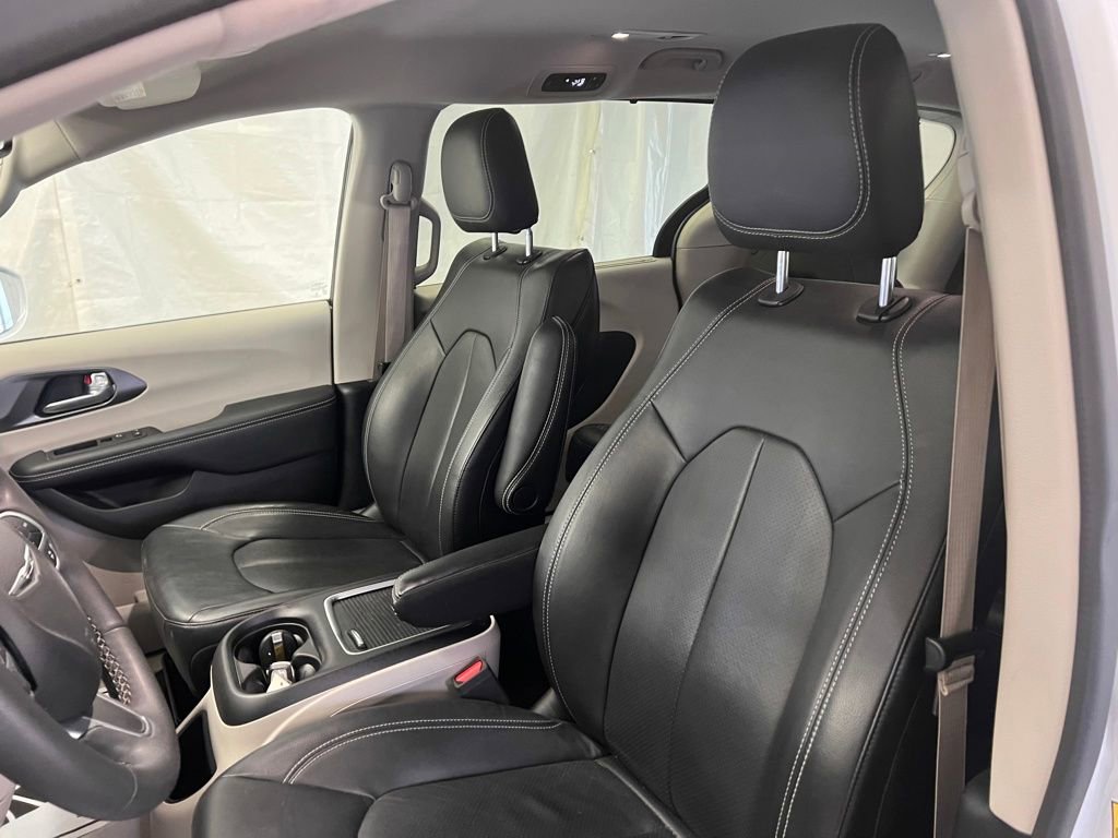 Used 2022 Chrysler Pacifica Touring-L image 16