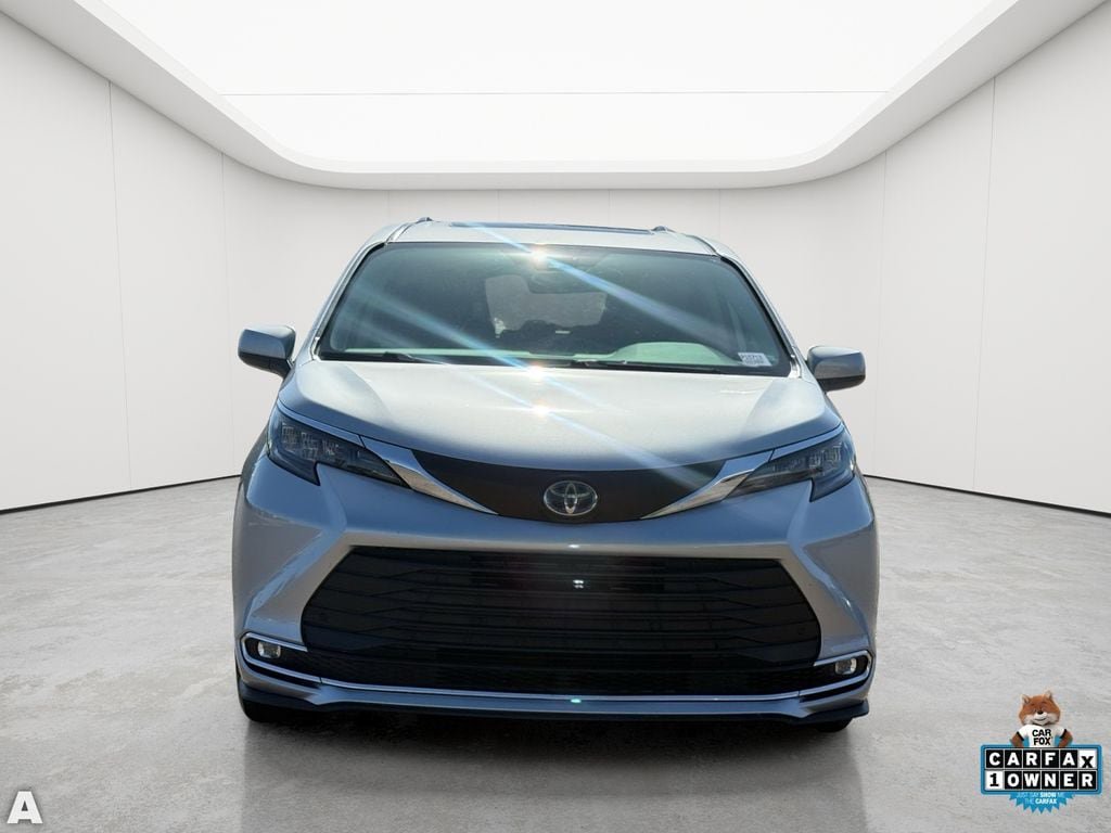 Used 2024 Toyota Sienna XLE FWD image 5