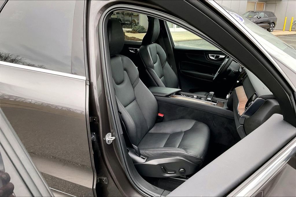 Used 2022 Volvo XC60 B5 Momentum w/ Climate Package image 29