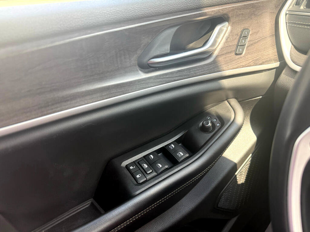 Used 2023 Jeep Grand Cherokee Limited AWD/4WD image 21