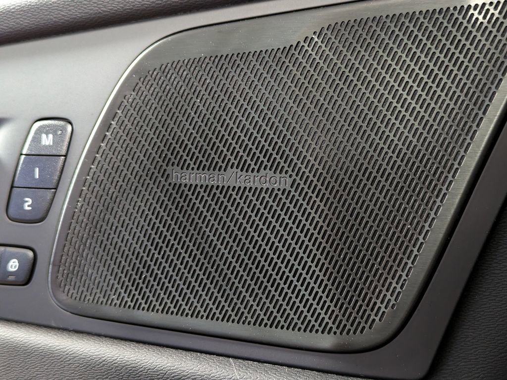 Used 2023 Volvo XC60 B5 Ultimate w/ Climate Package image 15