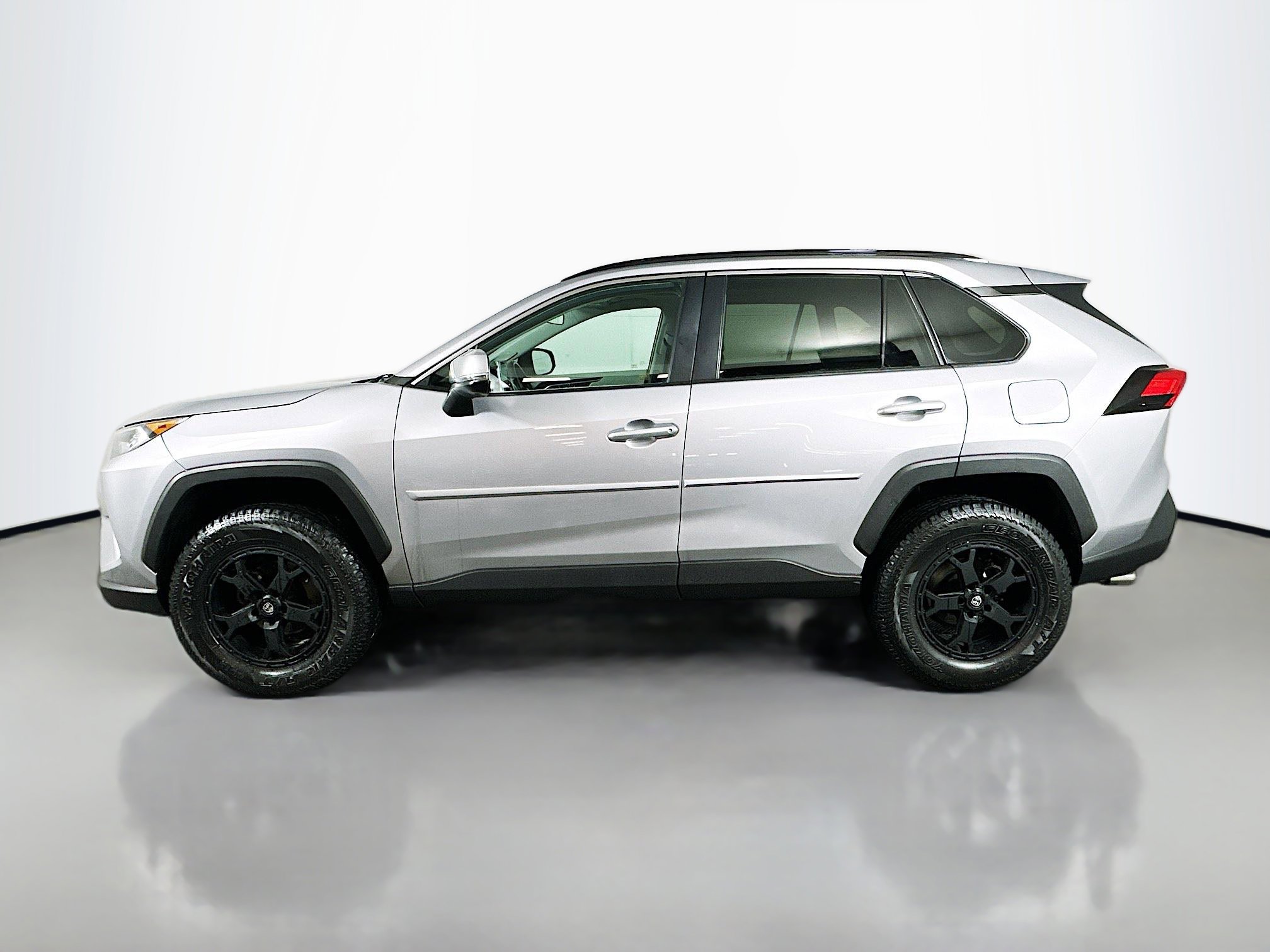 Used 2021 Toyota RAV4 XLE Premium image 4