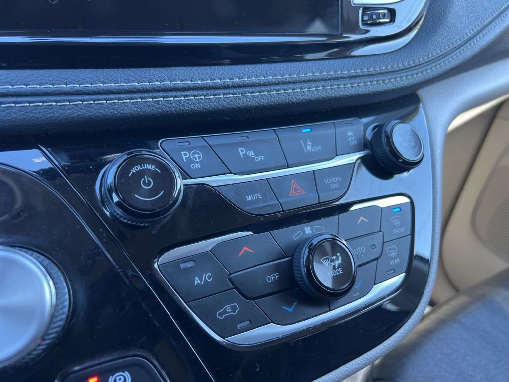 Used 2022 Chrysler Pacifica Touring-L w/ Uconnect Theater Family Group image 10