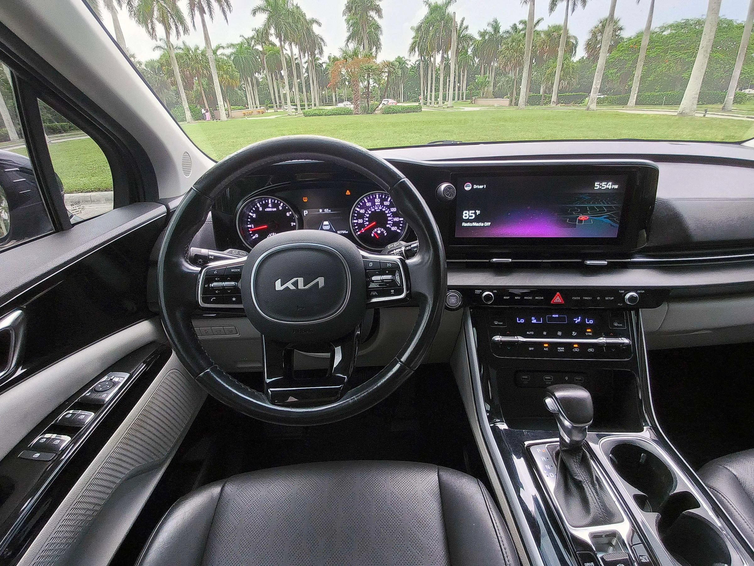 Used 2022 Kia Carnival EX FWD image 8