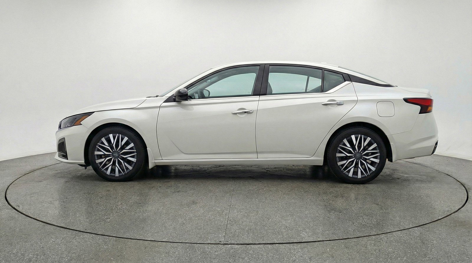 Used 2025 Nissan Altima 2.5 SV FWD image 5