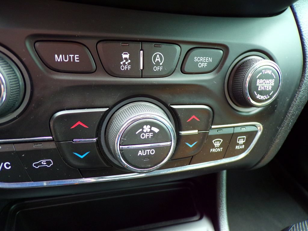 Certified 2019 Jeep Cherokee Limited AWD/4WD image 22