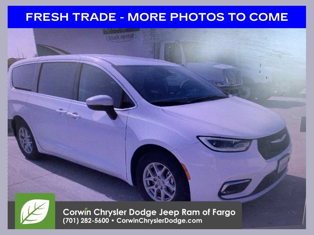 Used 2023 Chrysler Pacifica Touring-L FWD image 1