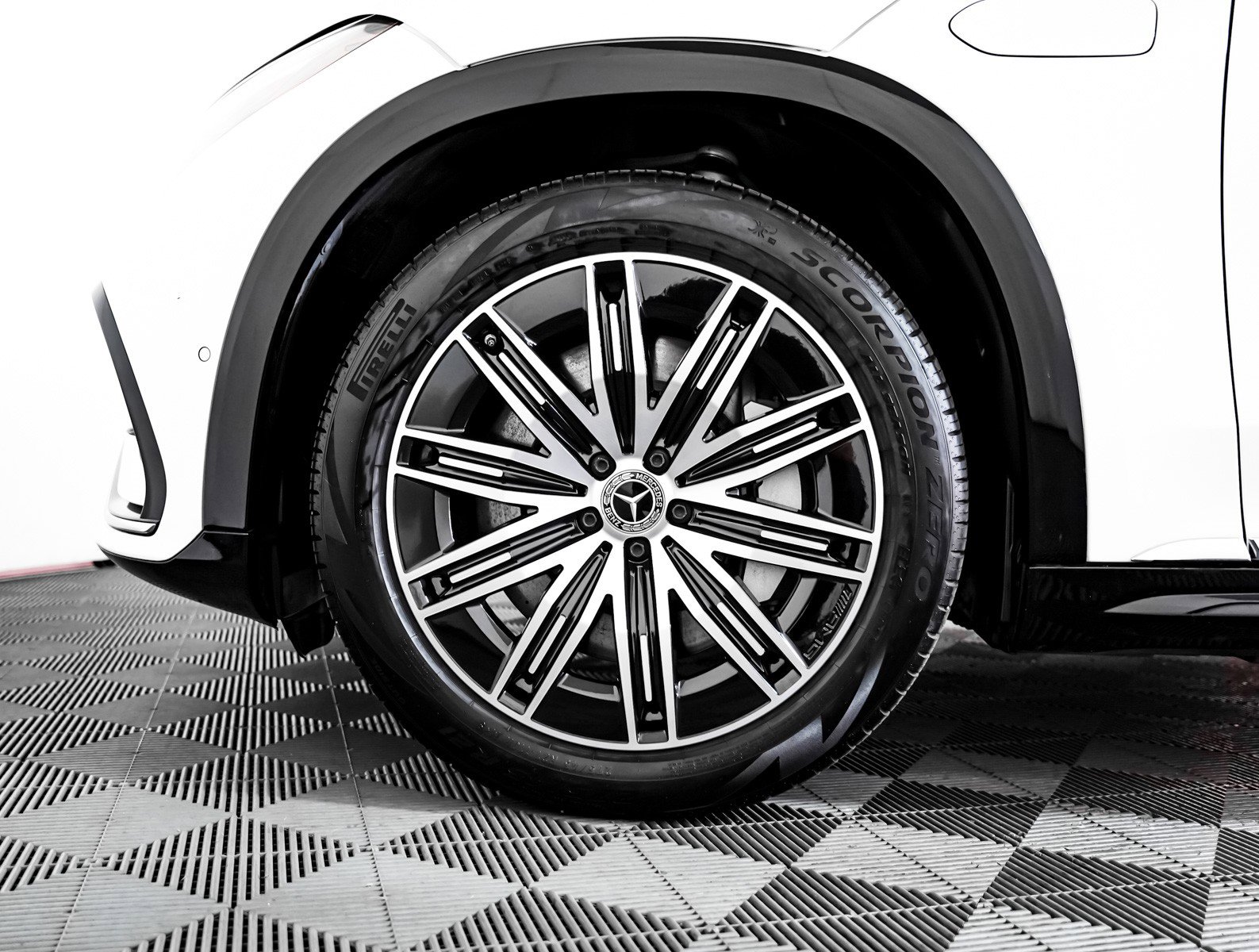 Certified 2023 Mercedes-Benz EQS 580 4MATIC SUV w/ Pinnacle Trim Package image 4