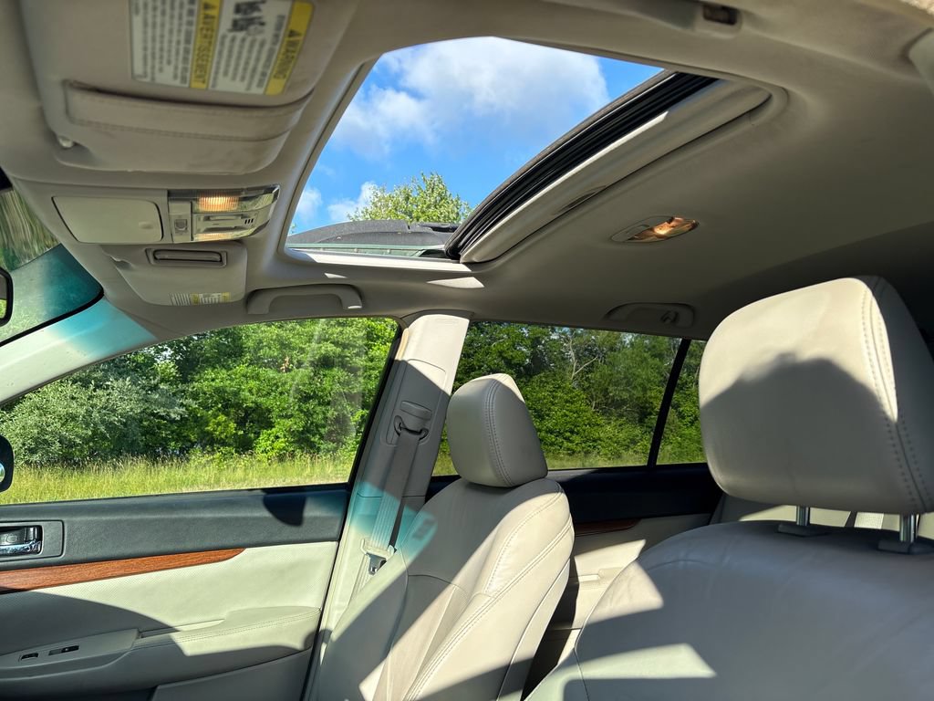 Used 2014 Subaru Outback 2.5i Limited w/ Moonroof Package AWD/4WD image 3