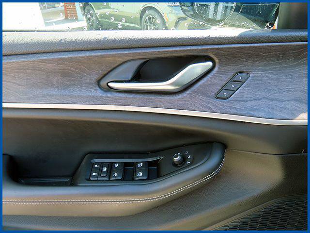 Certified 2023 Jeep Grand Cherokee Limited AWD/4WD image 12