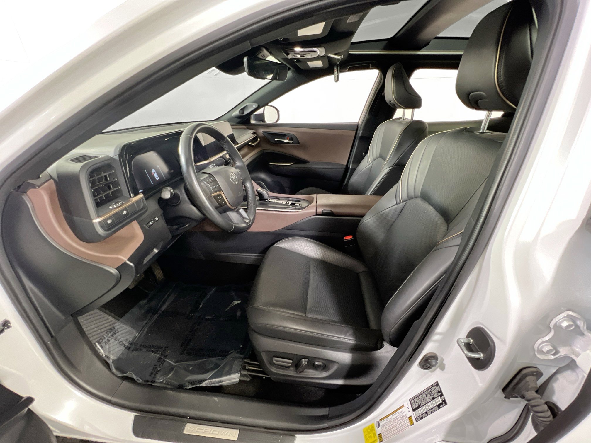 Used 2023 Toyota Crown Limited image 19