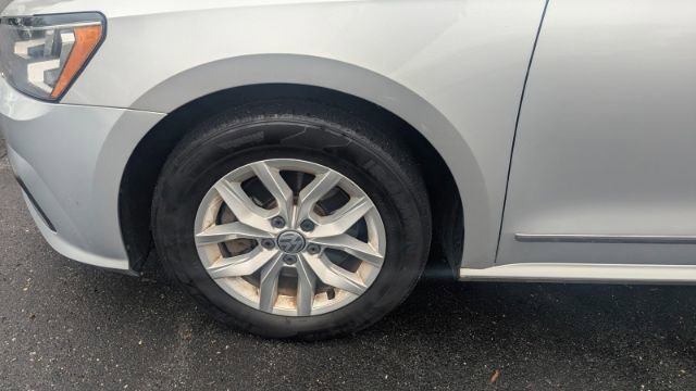 Used 2017 Volkswagen Passat 1.8T S image 9