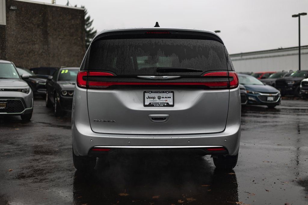 Used 2024 Chrysler Pacifica Touring-L image 10