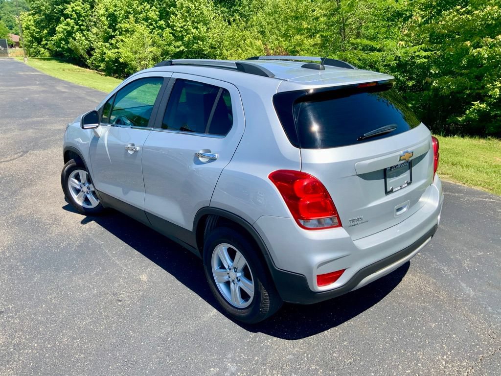 Used 2020 Chevrolet Trax LT w/ Sun & Sound Package FWD image 11