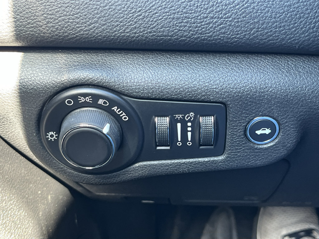 Used 2016 Chrysler 200 Limited w/ Convenience Group image 10