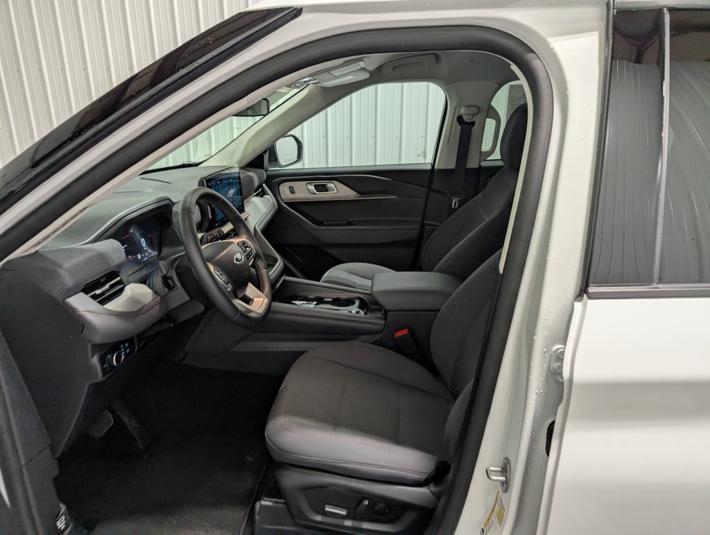 Used 2025 Ford Explorer Active AWD/4WD image 15