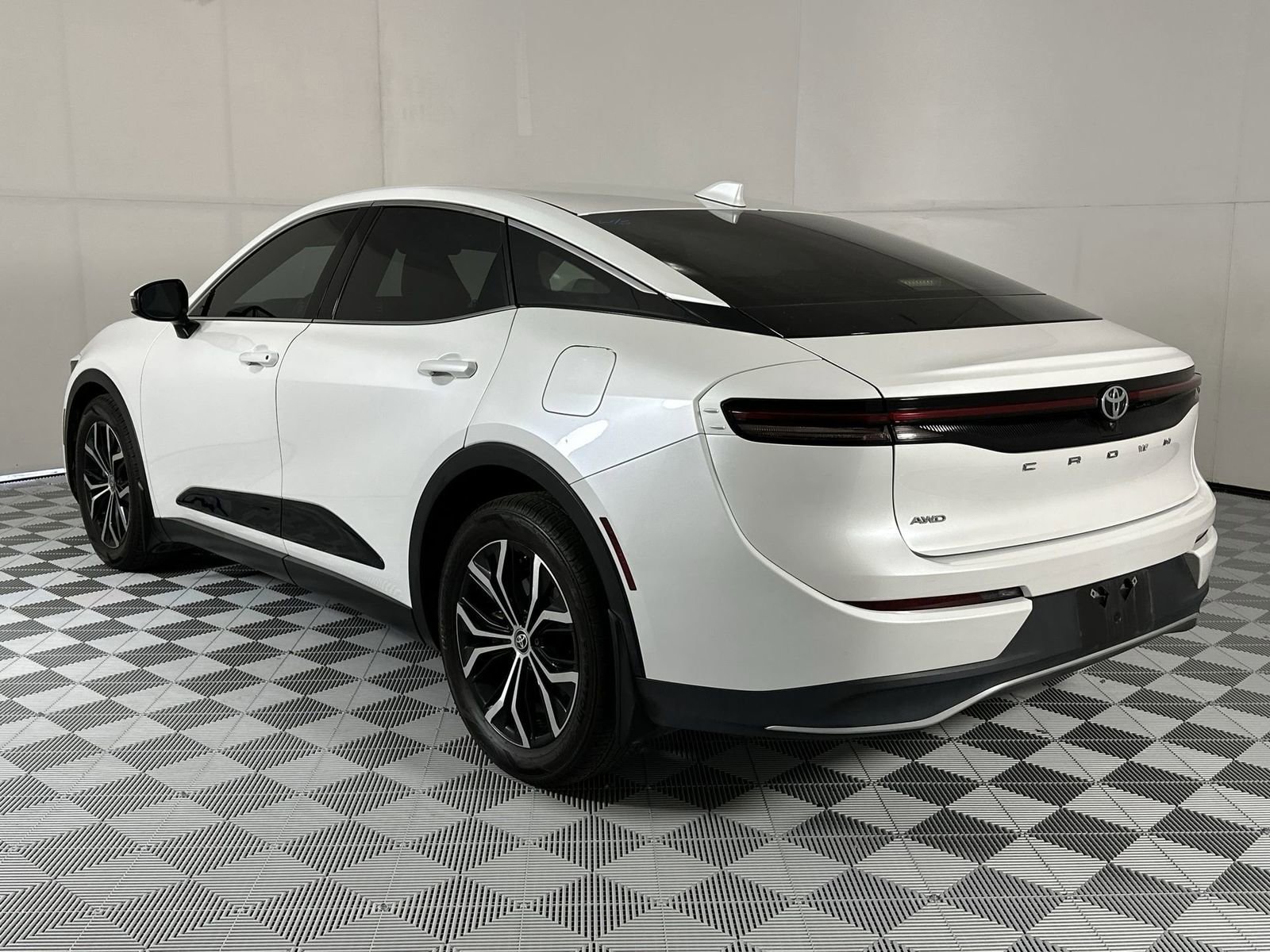 Used 2023 Toyota Crown XLE AWD/4WD image 6