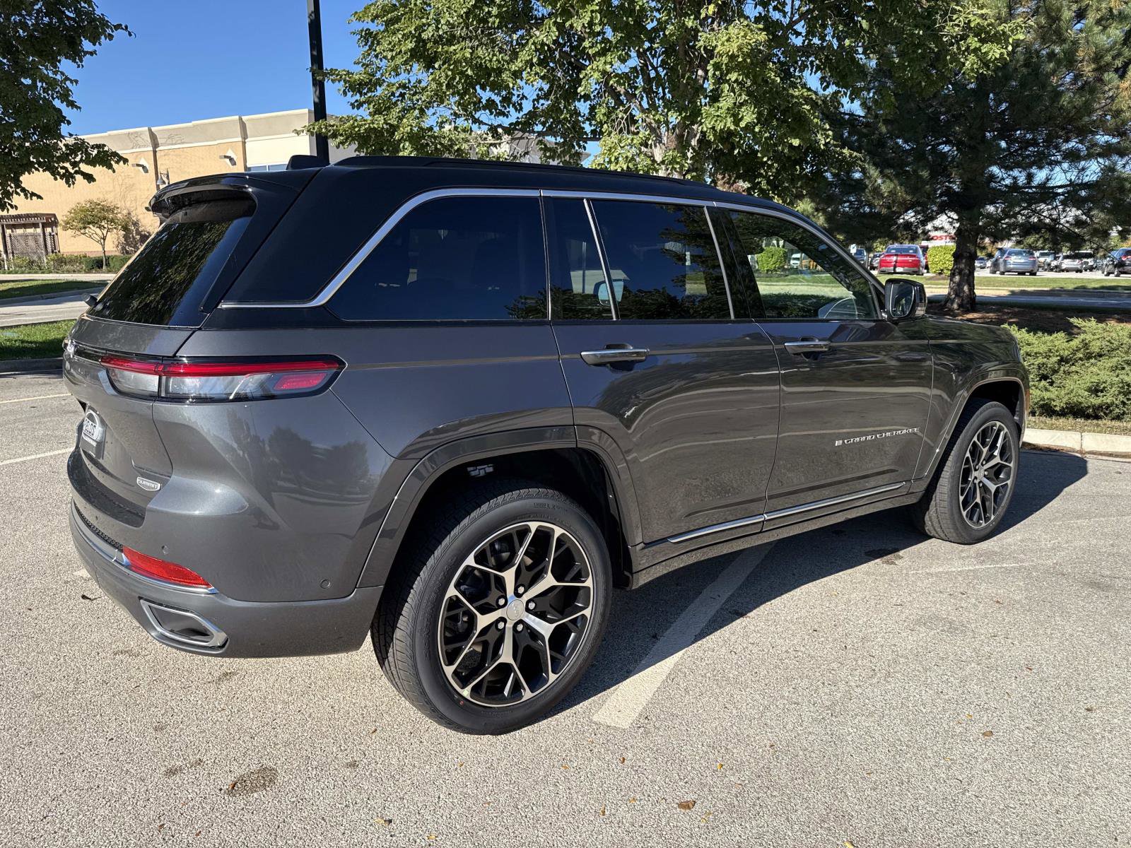 New 2025 Jeep Grand Cherokee Summit image 5