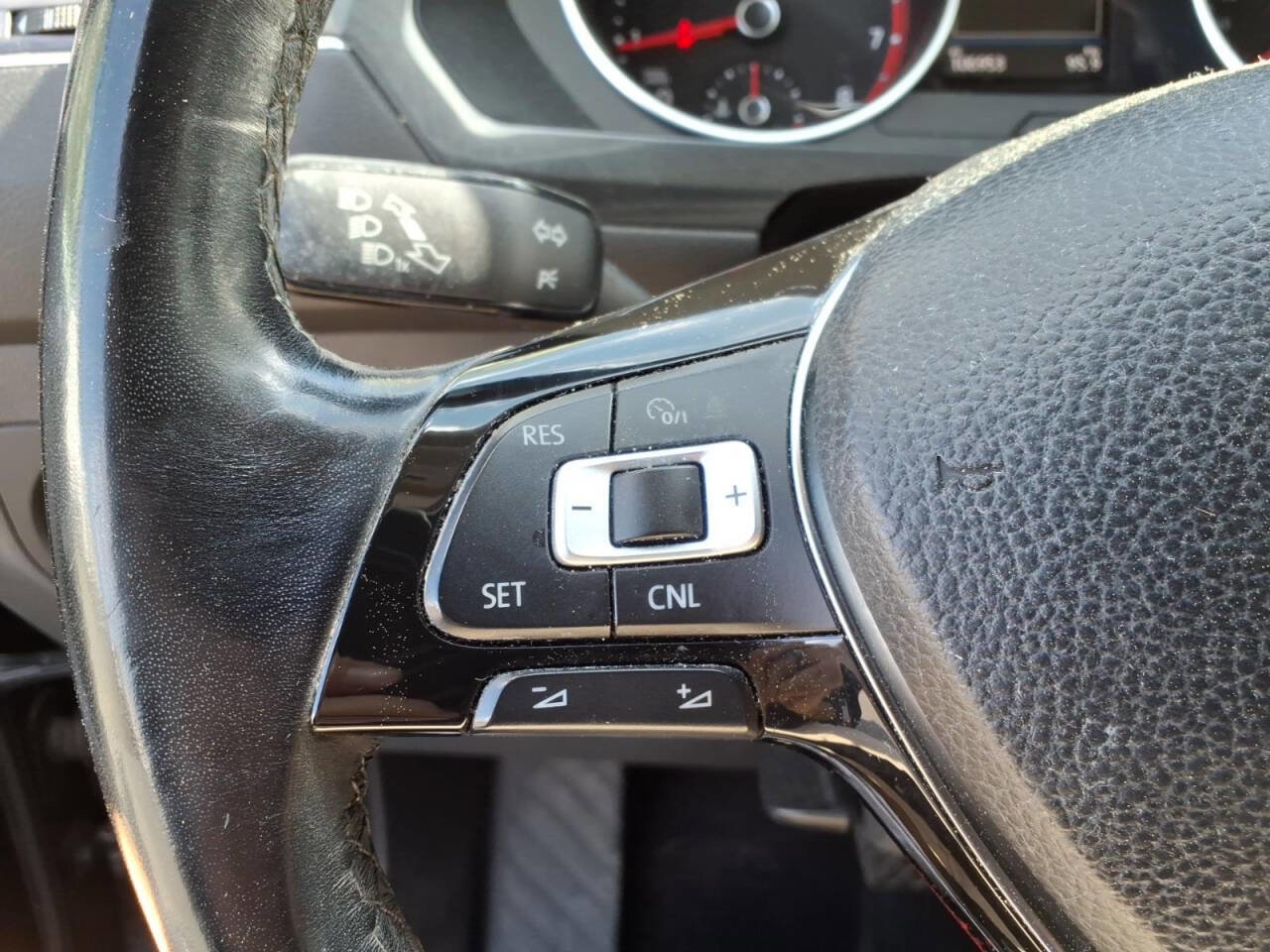 Used 2018 Volkswagen Tiguan SE w/ Panoramic Sunroof Package FWD image 26