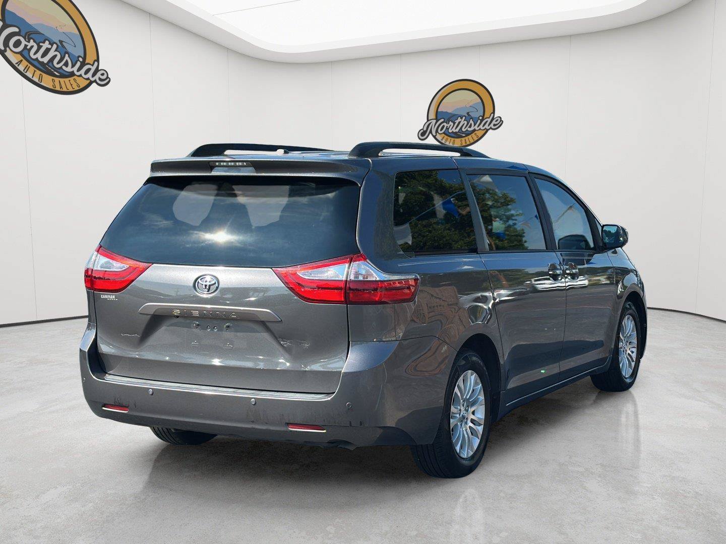 Used 2017 Toyota Sienna XLE w/ XLE Navigation Package FWD image 5