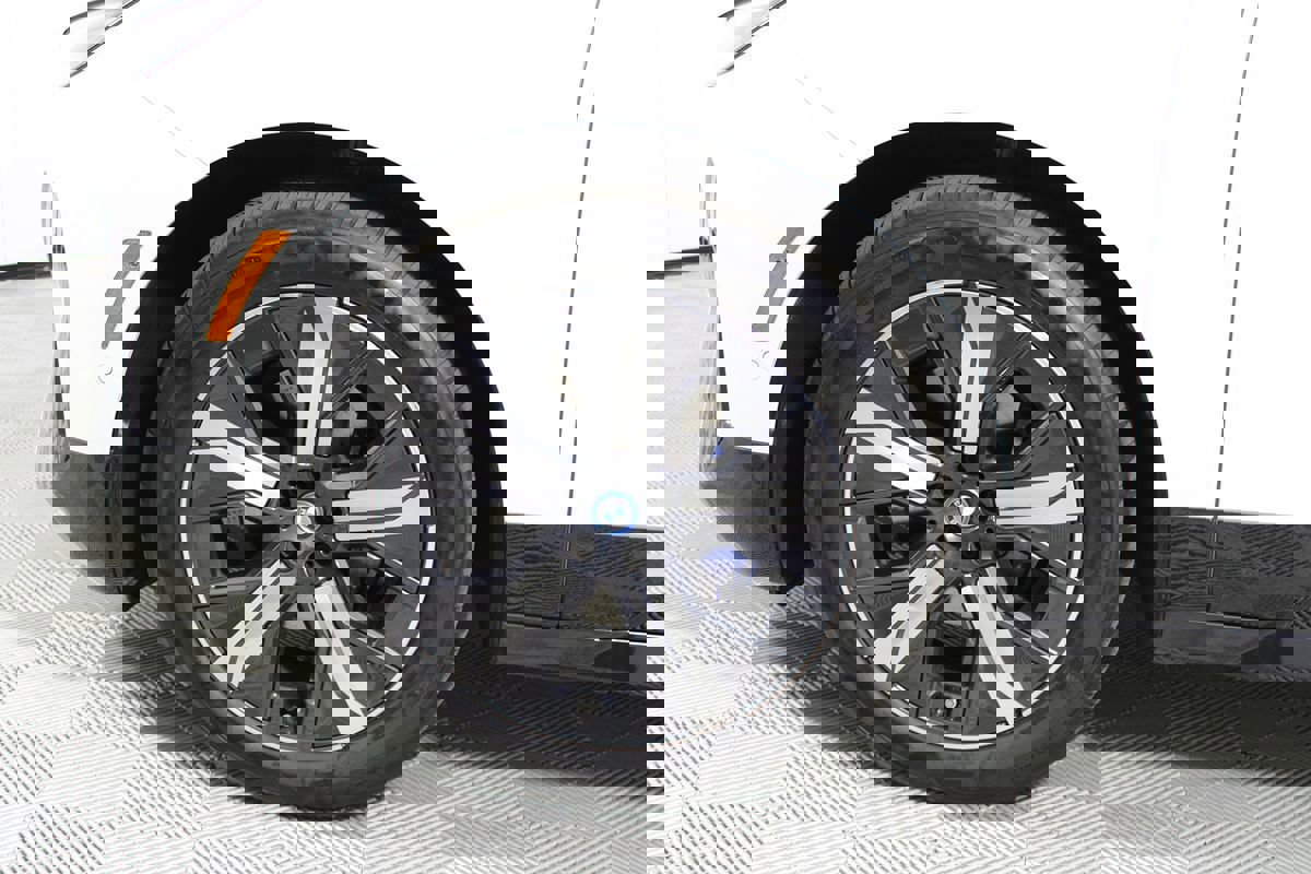 Used 2023 BMW iX xDrive50 w/ Sport Package image 4