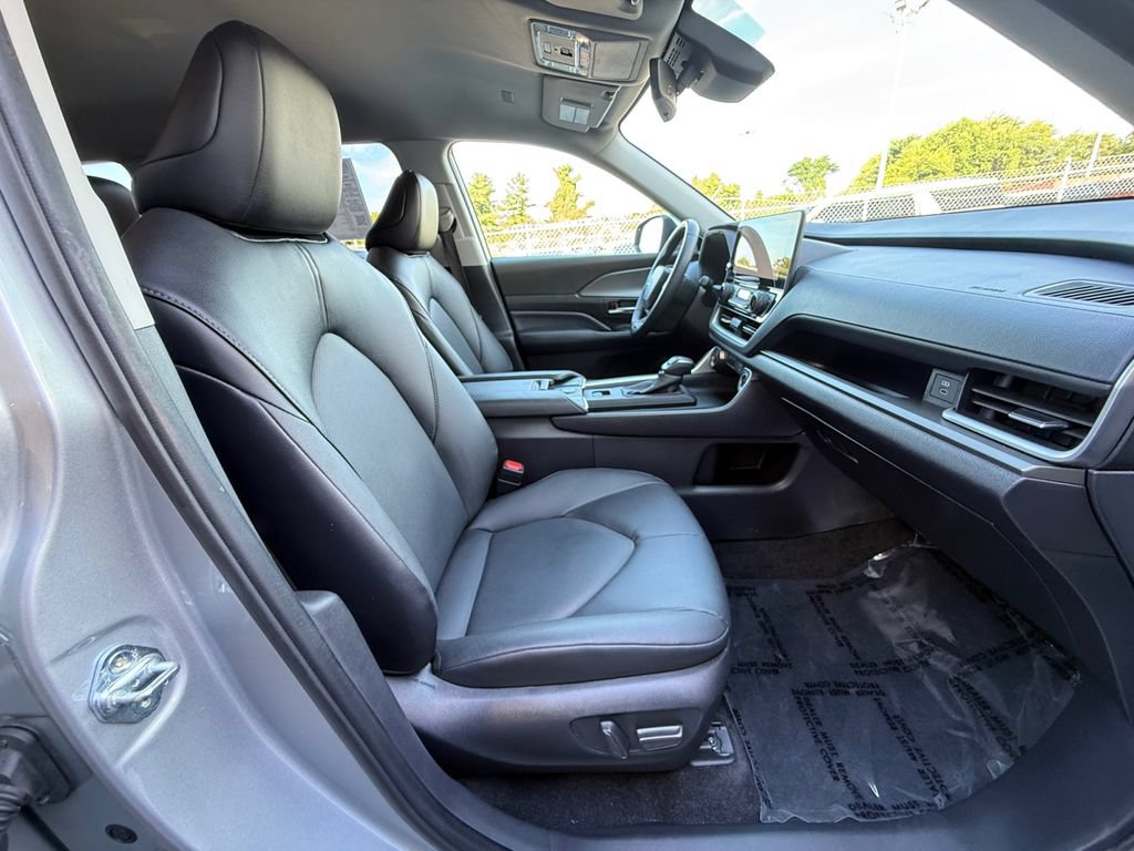 Used 2025 Toyota Grand Highlander AWD image 25