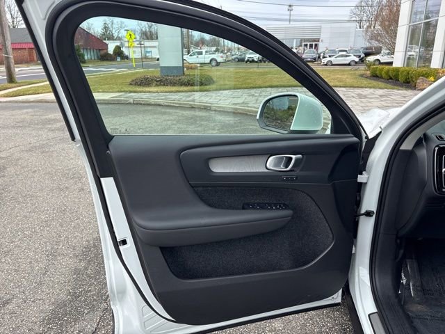 Used 2025 Volvo XC40 B5 Core image 17