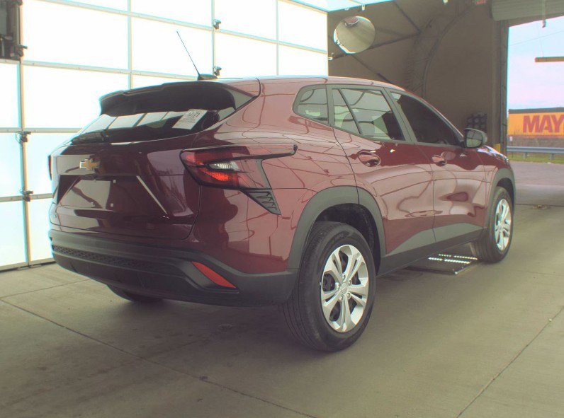Used 2025 Chevrolet Trax LS w/ Driver Confidence Package FWD image 3