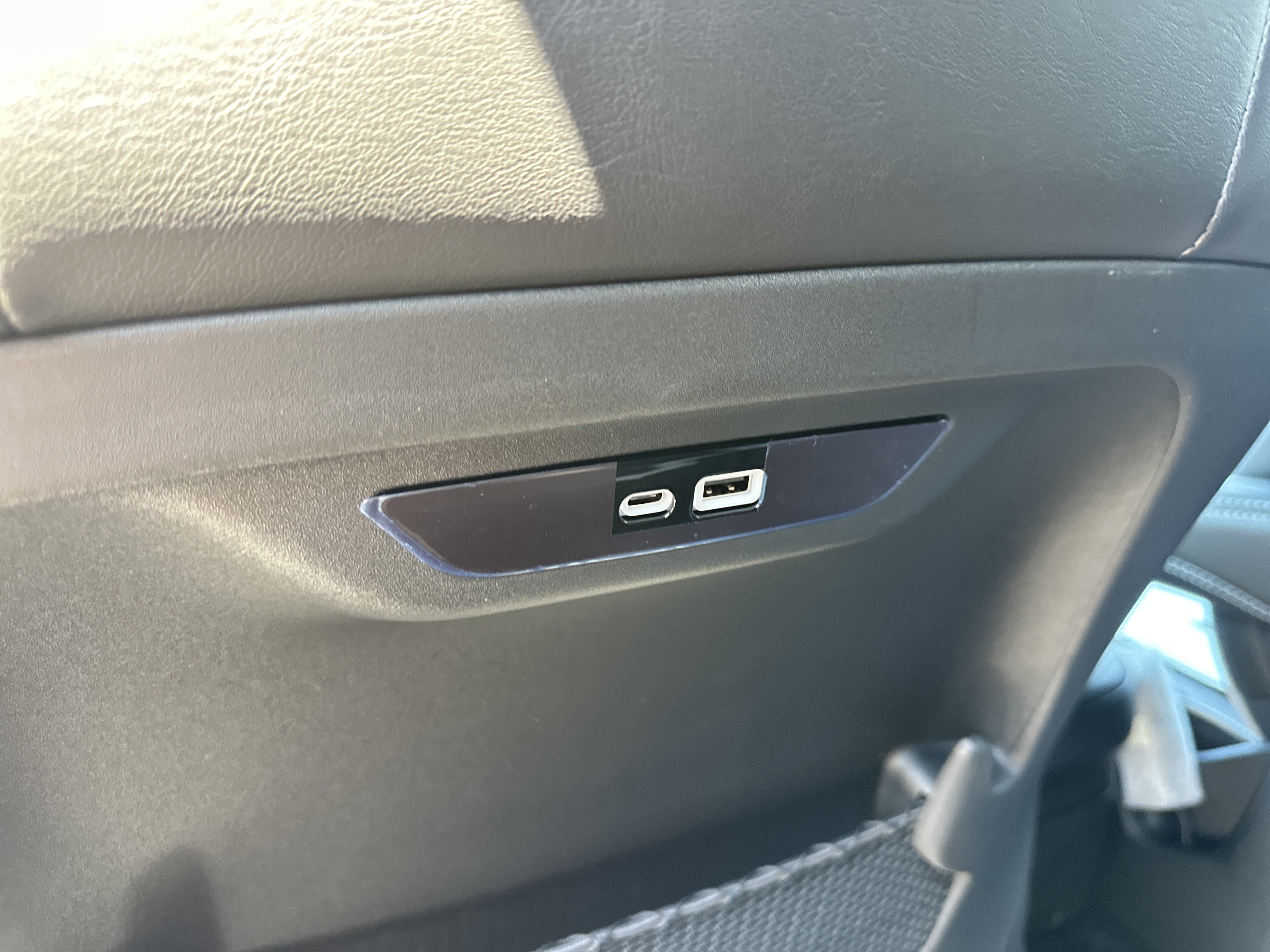 New 2027 Chrysler Pacifica Limited w/ Family Tech Group FWD image 29