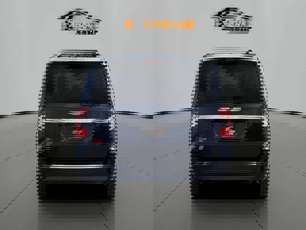 Used 2016 Chrysler Town & Country Touring image 5