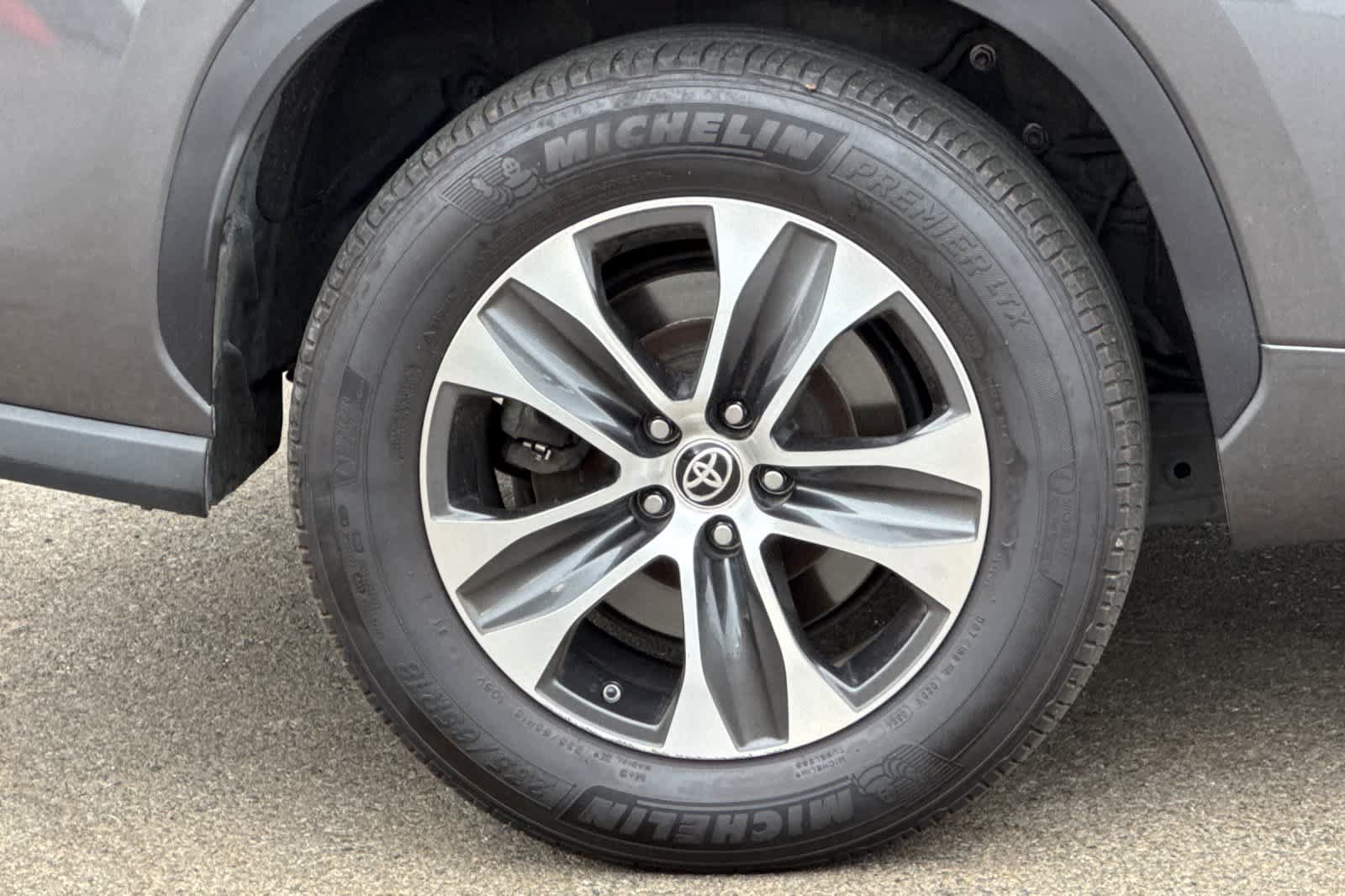 Used 2021 Toyota Highlander XLE FWD image 20