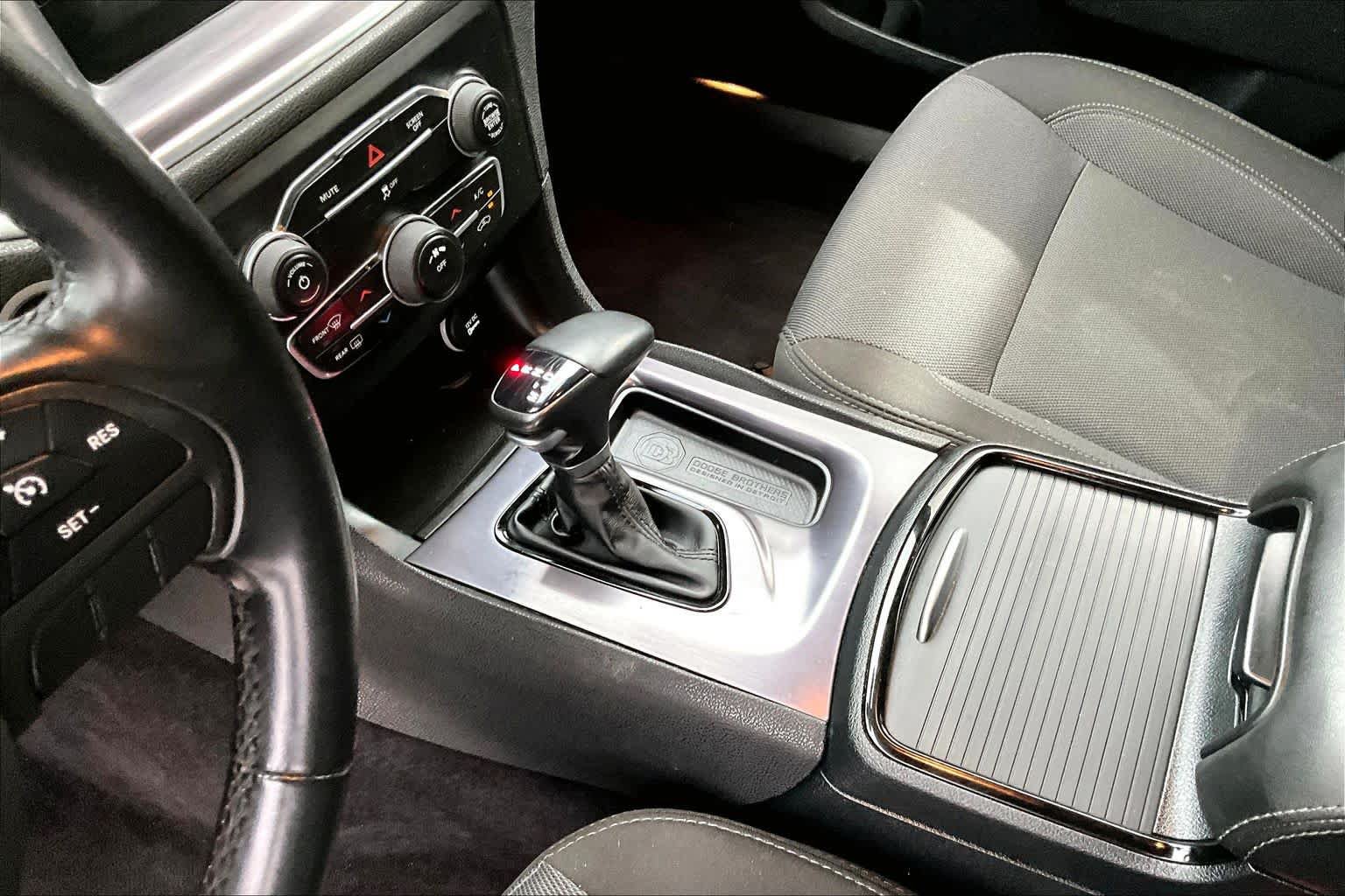 Used 2017 Dodge Charger SE w/ Blacktop Package RWD image 17