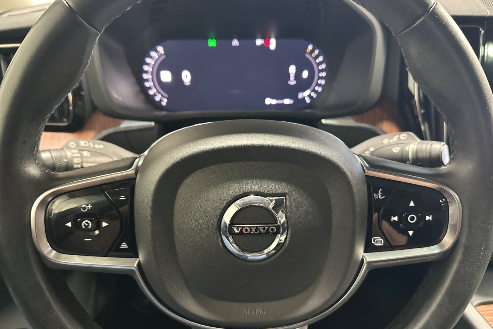 Certified 2024 Volvo XC60 B5 Plus AWD/4WD image 27