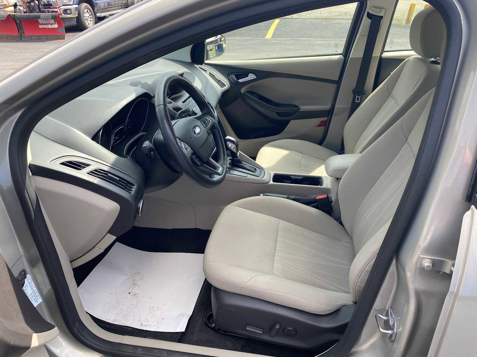 Used 2016 Ford Focus SE w/ SE Cold Weather Package image 9