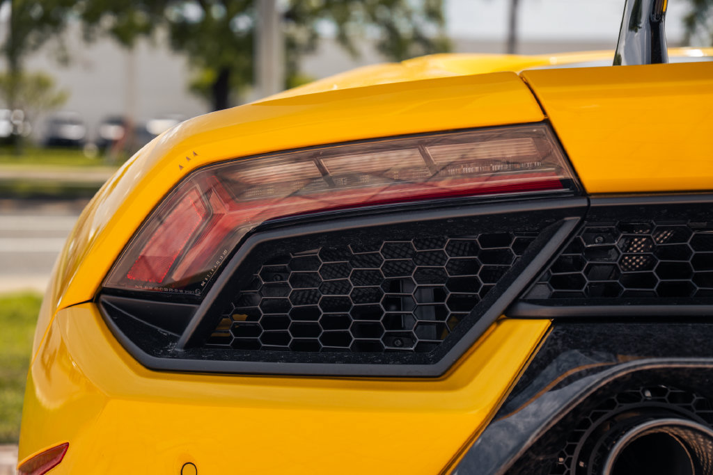Used 2018 Lamborghini Huracan Performante AWD/4WD image 11