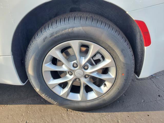 Used 2027 Chrysler Pacifica Select AWD/4WD image 27
