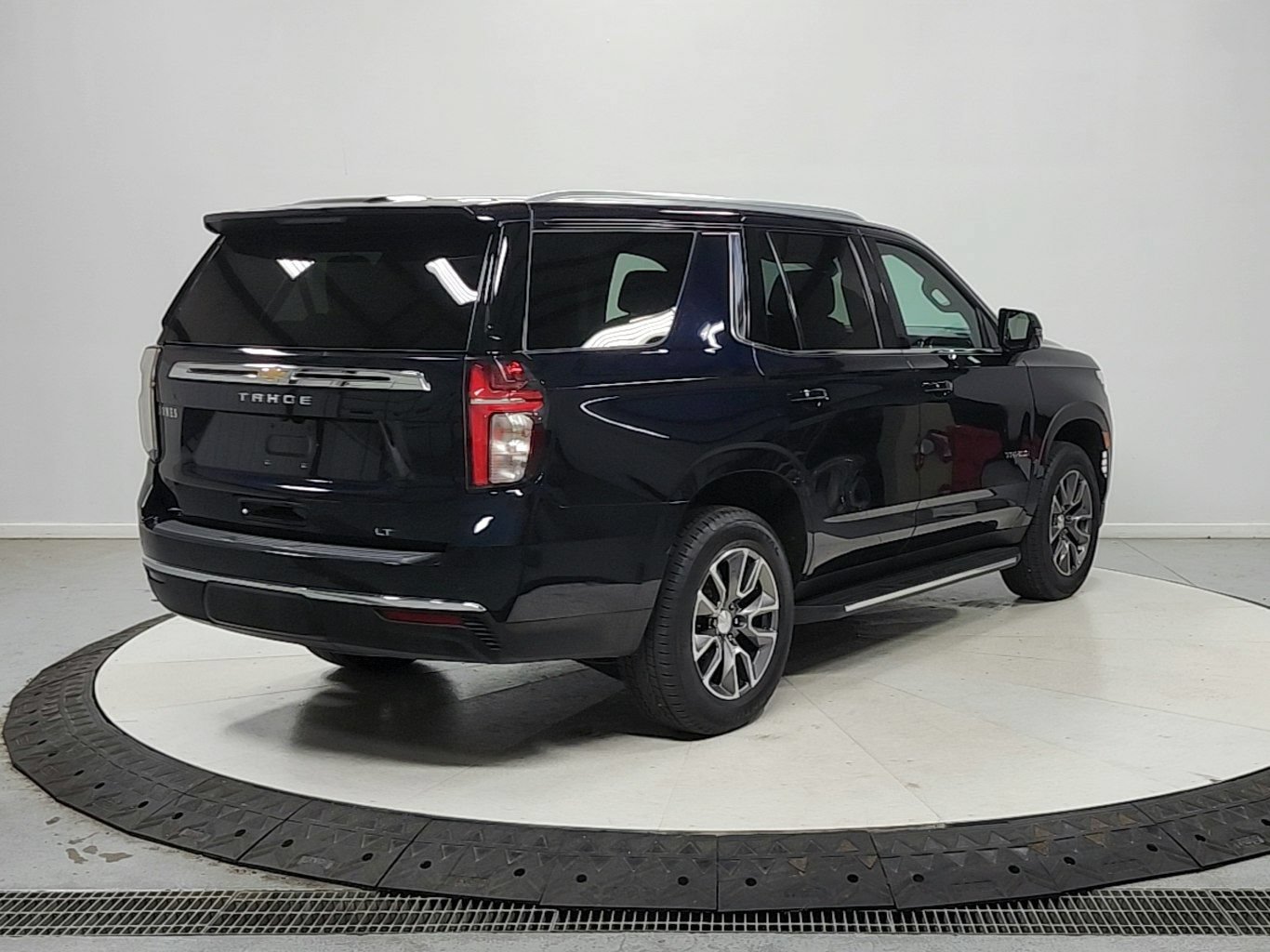 Used 2022 Chevrolet Tahoe LT w/ Luxury Package AWD/4WD image 8