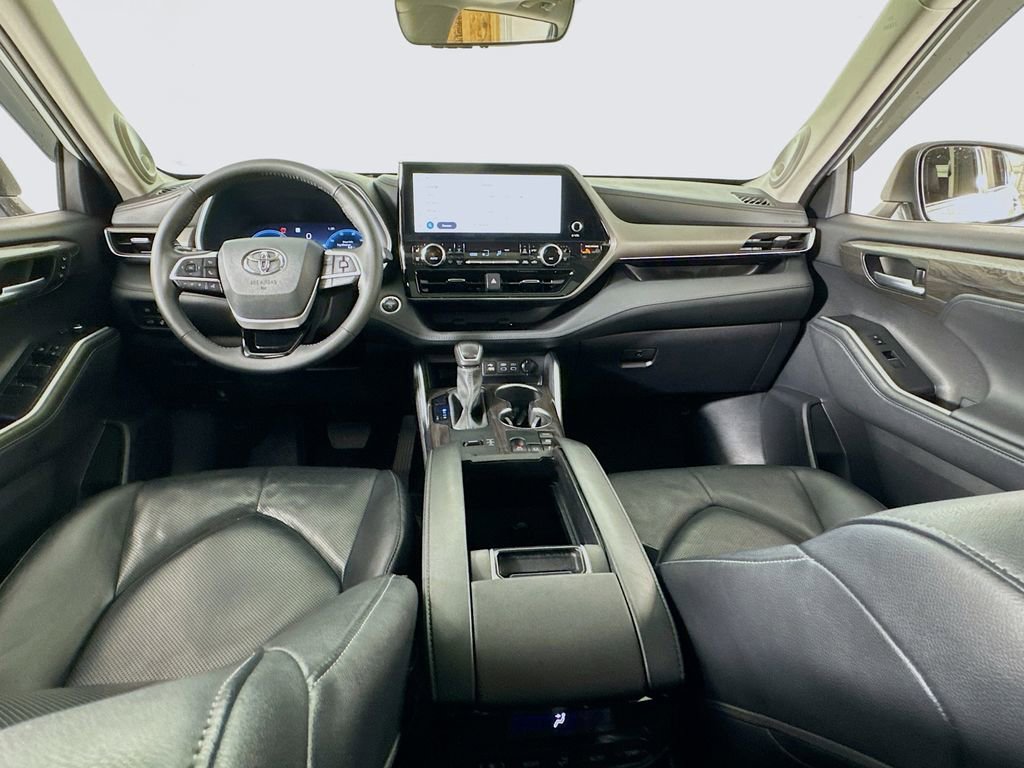 Used 2024 Toyota Highlander Limited AWD/4WD image 30