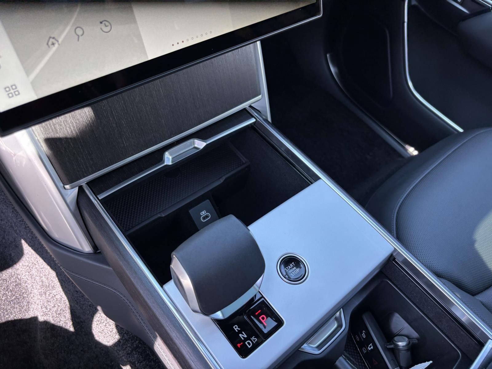 New 2025 Land Rover Range Rover SE image 17