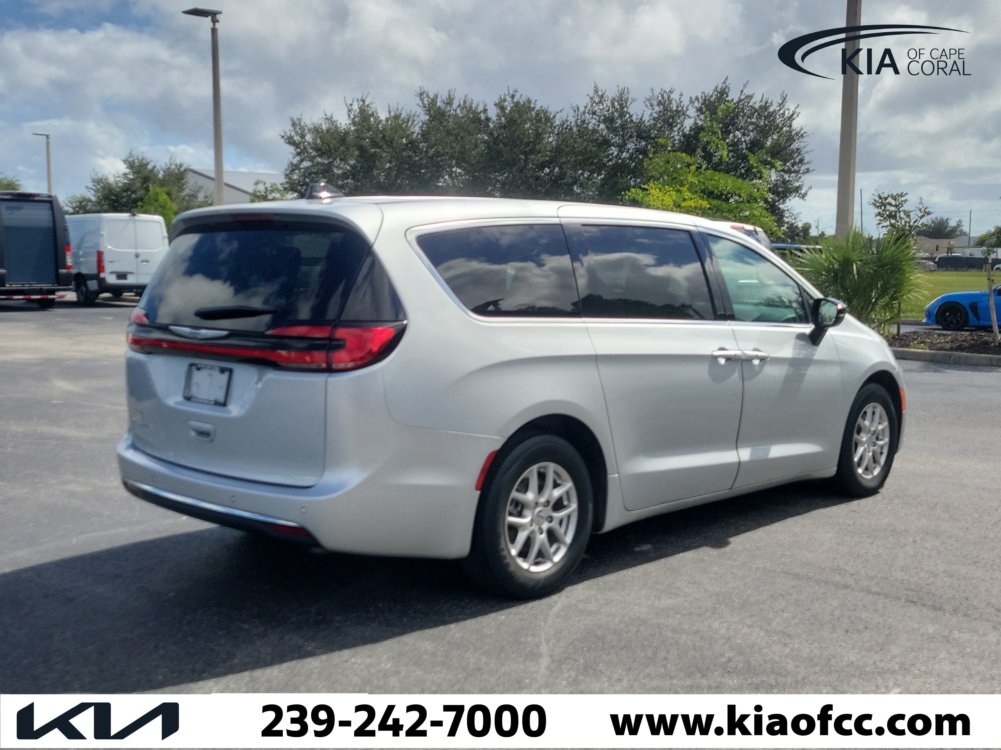 Used 2024 Chrysler Pacifica Touring-L FWD image 6